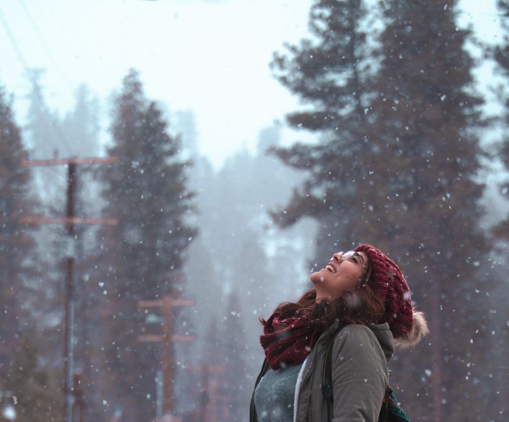 dot2010GirllookingUpWithsnow 1024x850 - Die Eisberge Grönlands schmelzen schneller denn je